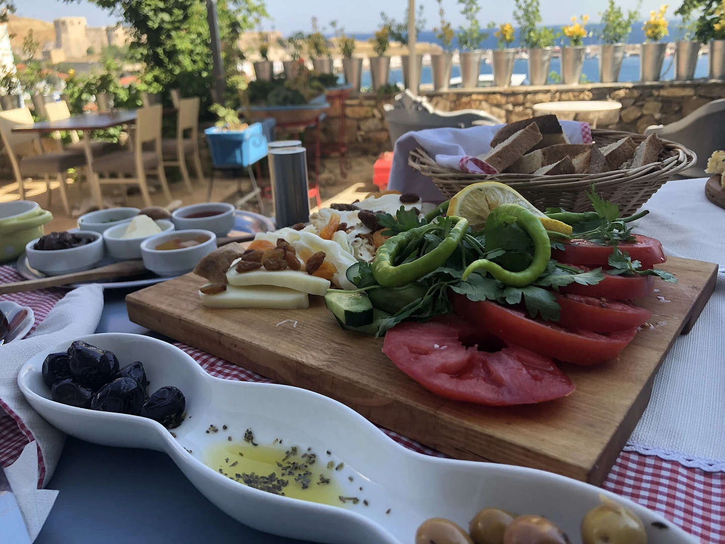Sebze, zeytin ve çeşitli gıdalar içeren Türk kahvaltısı